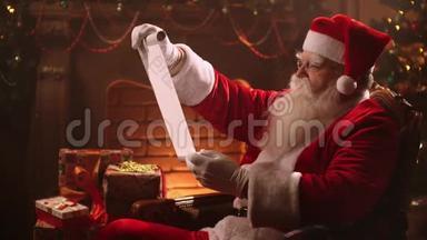 圣诞老人留着胡子，穿着西装，坐在椅子上，读着一本卷轴，上面有一张儿童<strong>礼物清单</strong>